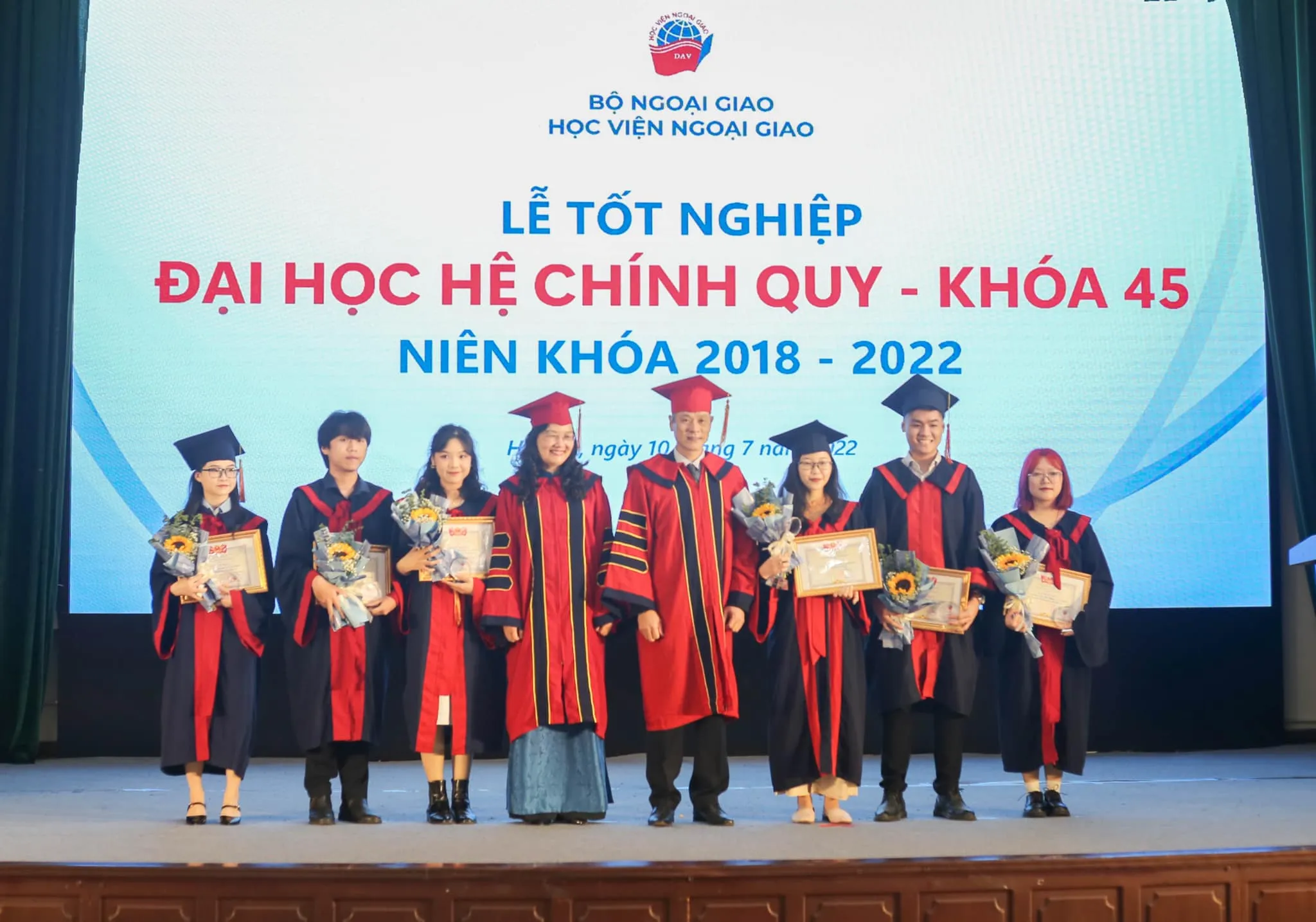 May Đồng Phục Tốt Nghiệp, Áo Cử Nhân Giá Rẻ - dong phuc tot nghiep 45.jpg