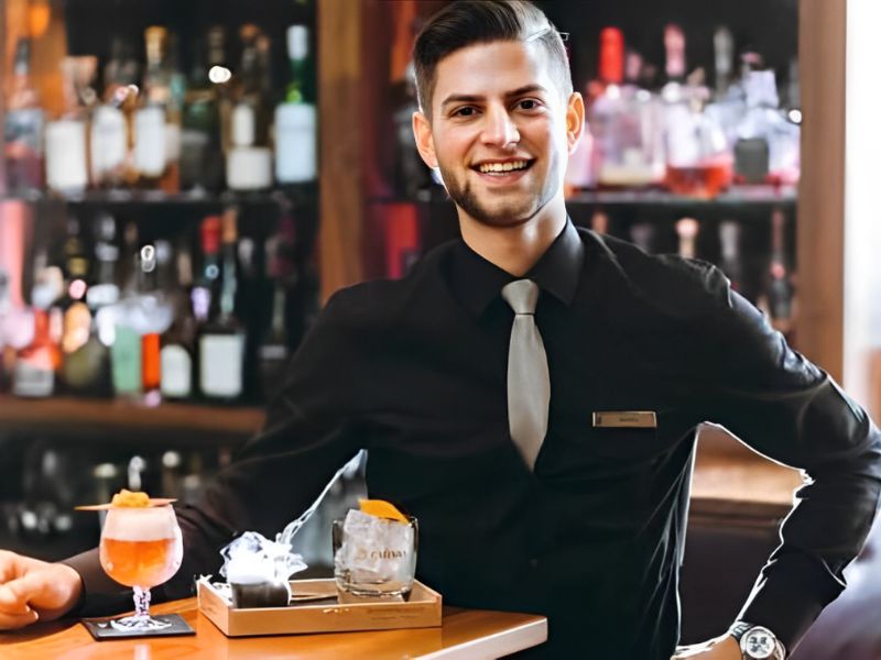 Đồng phục Bartender thêu logo, khẩu hiệu giúp tạo dấu ấn thương hiệu hiệu quả