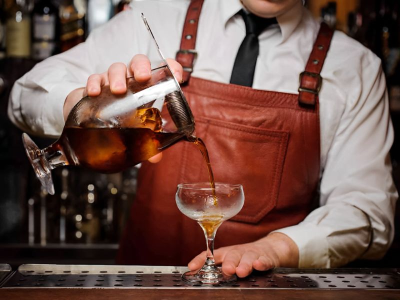 Nâng tầm đẳng cấp cho quán với đồng phục Bartender bằng da cá tính