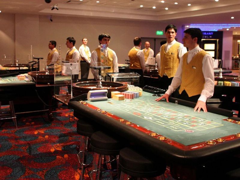 Đồng phục casino cần may từ vải cao cấp, không bị bạc màu, nhăn nhúm hay xù lông