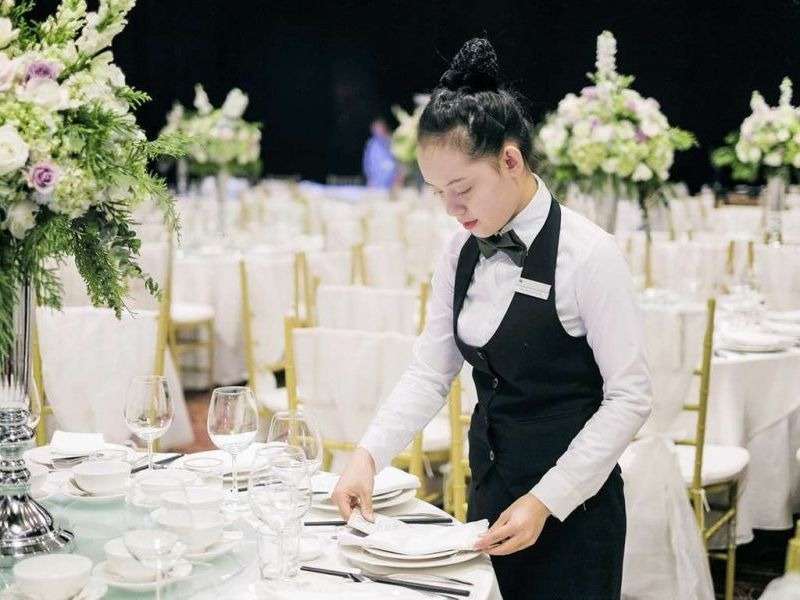 Bộ đồng phục nhà hàng tiệc cưới mang lại nhiều lợi ích cho nhân viên lẫn đơn vị kinh doanh