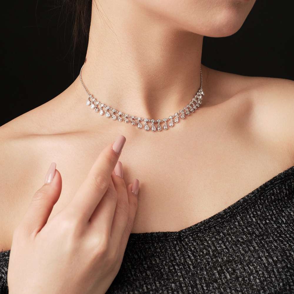 Bộ đồng phục với phụ kiện choker dành cho nhân viên công sở