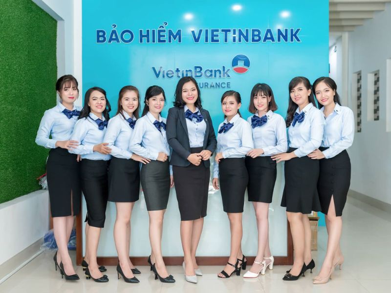 Đồng phục bảo hiểm thể hiện màu sắc thương hiệu và logo rõ nét