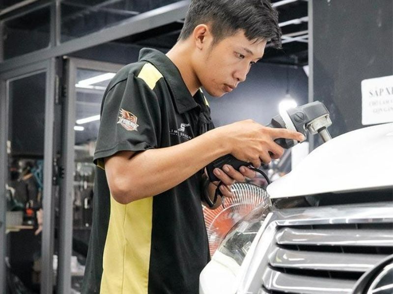 Mẫu đồng phục áo thun đen phối vàng đặc trưng của Phoenix Auto