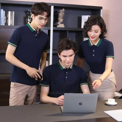 Mẫu áo đồng phục công ty tại TP.HCM giá tốt – polo xanh đậm phối bo cổ tay màu xanh lá, chất liệu thun cá sấu cao cấp.