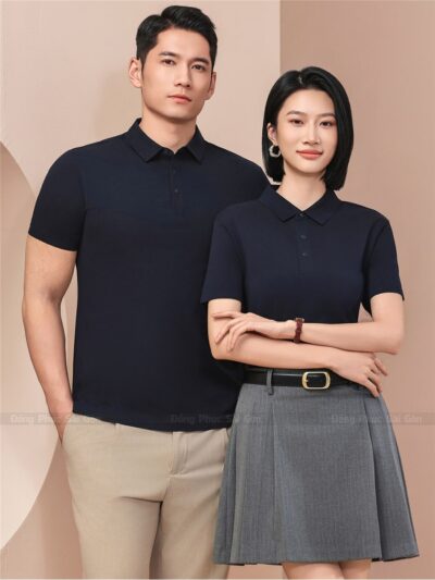 Áo phông đồng phục công ty cao cấp màu đen, thiết kế lịch sự, phối cùng quần tây và chân váy xám.