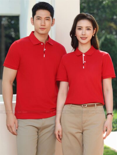 Áo đồng phục công ty đỏ nổi bật, thiết kế polo cổ bẻ hiện đại, mang lại sự chuyên nghiệp và trẻ trung cho nhân viên.