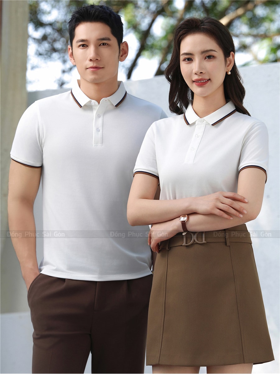 In áo đồng phục ở đường Tân Sơn Nhì (TP.HCM)
