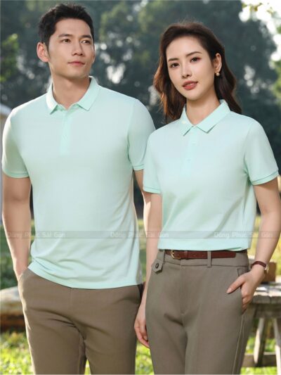 In áo đồng phục ở đường Tân Sơn Nhì (TP.HCM)