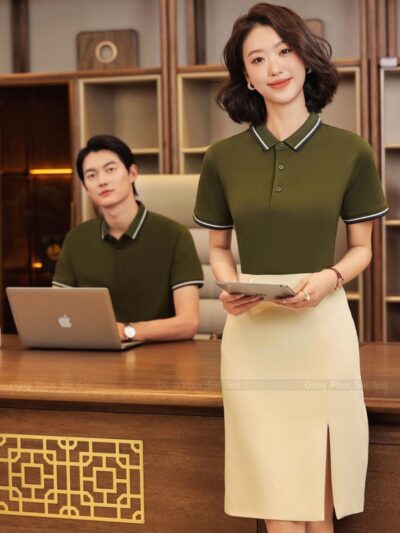 Mẫu áo polo đồng phục công ty đẹp màu xanh rêu, thiết kế cổ bẻ phối viền trắng, phù hợp nhân viên văn phòng.