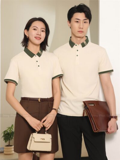 Thiết kế đồng phục công ty – áo polo màu kem phối cổ xanh, form chuẩn cho nam nữ, mang lại sự chuyên nghiệp và tinh tế.