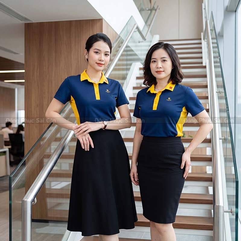 Mẫu đồng phục công ty màu xanh than phối cổ vàng đẹp 1